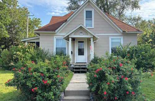 Manhattan House | Pet-Friendly 2BR | Fenced Yard | Near K-State & Aggieville