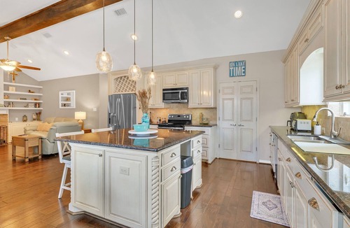 Pointblank House | Pet Friendly Charming 5- bedroom home with WiFi on beautiful Lake Livingston