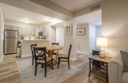 DeBaliviere Place Apartment | Pet-Friendly CWE 2BR · King Bed · Pool · Walk to Forest Park & Barnes-Jewish