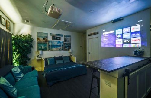Lake Dallas House | Pet-Friendly Getaway w/Projector in Lake Dallas!