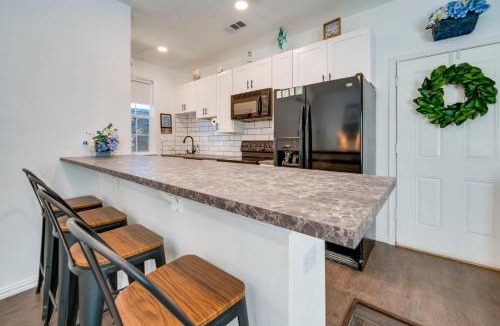 Lake Dallas House | Pet-Friendly Getaway w/Projector in Lake Dallas!
