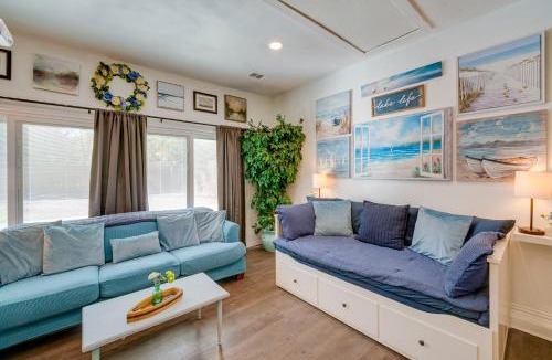 Lake Dallas House | Pet-Friendly Getaway w/Projector in Lake Dallas!