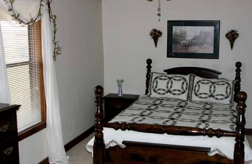 Paige Cabin | Pet-Friendly Getaway with Shared Swimmin Poolnear Austin Texas