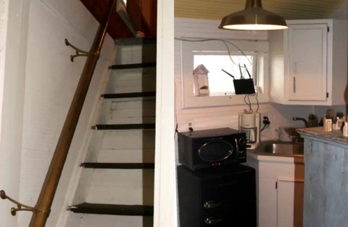 Paige Cabin | Pet-Friendly Getaway with Shared Swimmin Poolnear Austin Texas