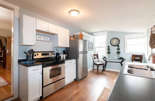 Greater Auburndale House | Pet Friendly Haven Near Hospital—Fast Wi-Fi