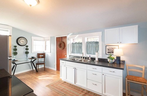Greater Auburndale House | Pet Friendly Haven Near Hospital—Fast Wi-Fi