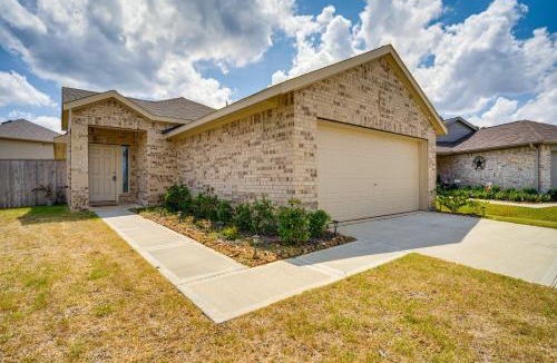 New Caney House | Pet-Friendly Home ~ 4 Mi to Big Rivers Water Park!