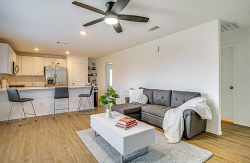 New Caney Cottage | Pet-friendly Home ~ 4 Mi to Big Rivers Water Park!