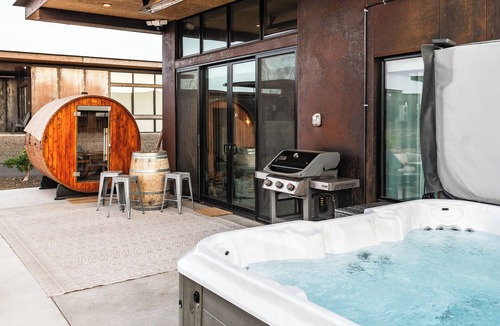Quincy House | PET-FRIENDLY, HOT TUB & SAUNA CaveB Lakeside Luxury Spa Retreat by The Gorge
