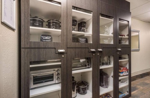North Arlington Hotel | Pet Friendly Hotel AT&T Stadium! TWO Contemporary Suites with Full Kitchens