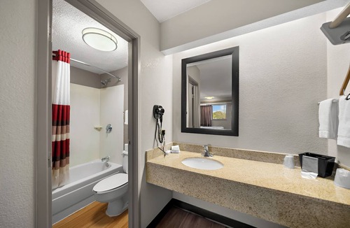 Las Colinas Hotel | Pet-Friendly Hotel | Free Airport Shuttle | Near Six Flags & Stadiums