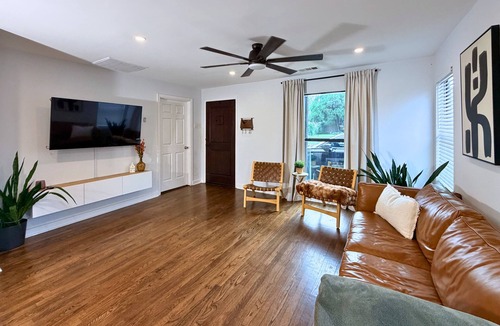 Oak Cliff House | Pet-Friendly I fenced backyard I king Bed I Electric Charger