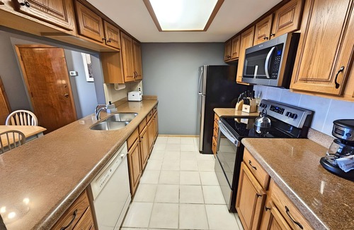 Copper Mountain Village Condo | Pet Friendly large 1 bedroom. 444/446 Full Size Kitchen Center Village Copper Mountain Parking,