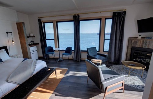 Astoria Hotel | Pet-friendly, Luxe Ice House King Room at Bowline Hotel