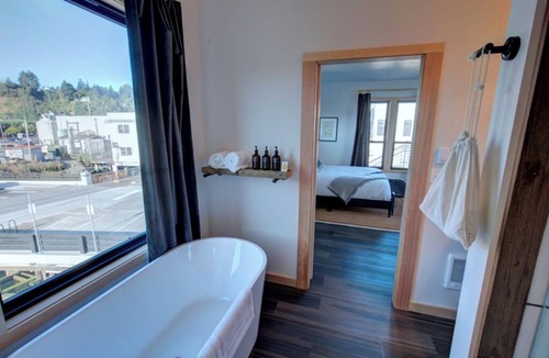 Astoria Hotel | Pet-friendly, Luxe Ice House King Room at Bowline Hotel