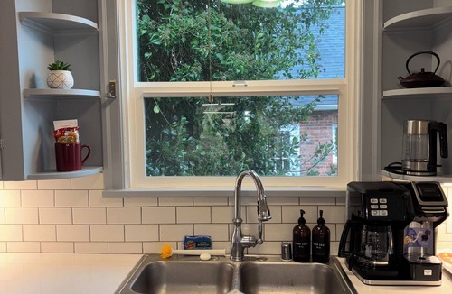 Bremerton Apartment | Pet-Friendly Mid-Century 2BR + Office Near PSNS, Ferry & Park-Fast WiFi