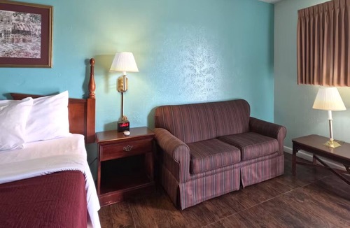 Vega Hotel | Pet Friendly Queen Room – Explore Route 66 Attractions at Your Leisure