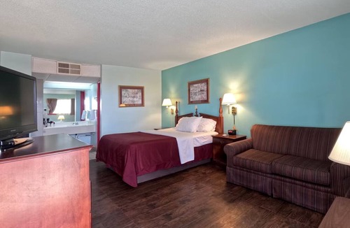 Vega Hotel | Pet Friendly Queen Room – Explore Route 66 Attractions at Your Leisure