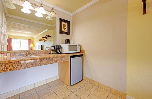 Stevenson Hotel | Pet-Friendly Riverside Stay w/Queen Bed – Affordable Find for Nature Seekers!