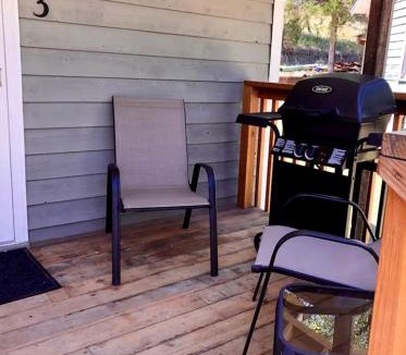 Hot Springs House | Pet-Friendly Studio Cabin with BBQ and Porch in South Dakota