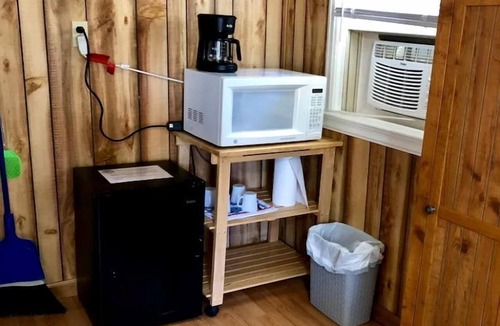 Hot Springs Cabin | Pet-Friendly Studio Cabin with BBQ and Porch in South Dakota