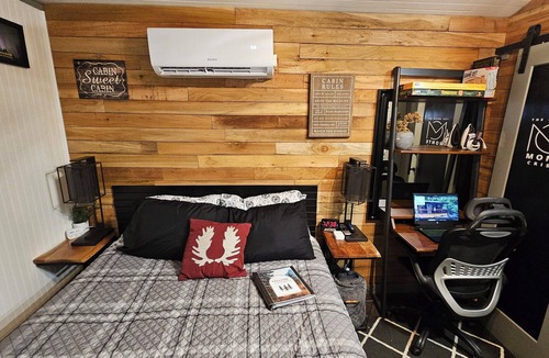 Jordan Road-Canyon Creek House | Pet-Friendly Tiny House on Mtn Loop Hwy w/Wi-Fi, Fire Pit , EV Charger & Pond.