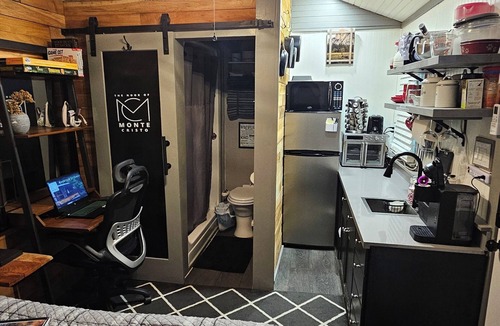 Jordan Road-Canyon Creek House | Pet-Friendly Tiny House on Mtn Loop Hwy w/Wi-Fi, Fire Pit , EV Charger & Pond.