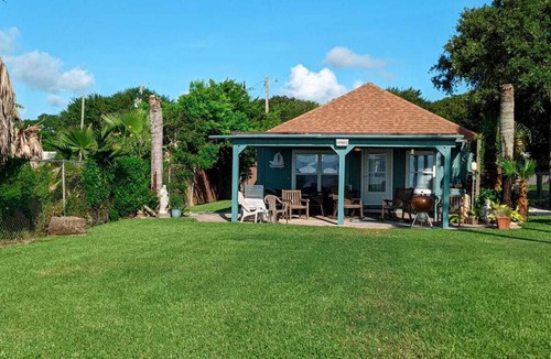 San Leon House | Pet-Friendly Waterfront Bayhouse with 300-Ft Fishing Pier