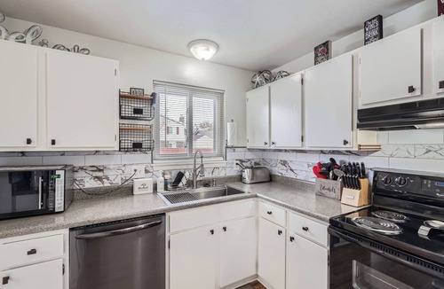 North Central Westminster House | Pet Friendly with Hot Tub