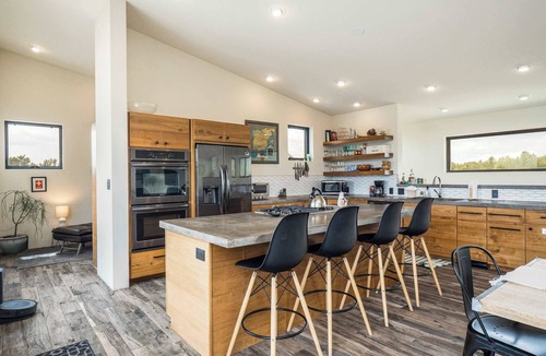 Valdez House | Piñon Ridge Retreat - Hot Tub, Mountain Views