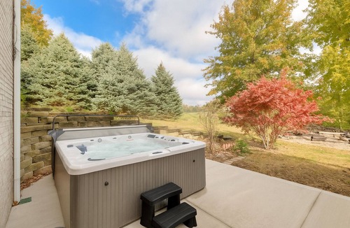 Cumming House | Pickleball Barn Hot Tub Firepit Sleeps 14 Family Retreat