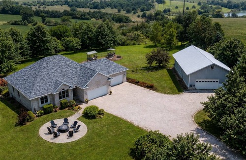 Cumming House | Pickleball Barn Hot Tub Firepit Sleeps 14 Family Retreat