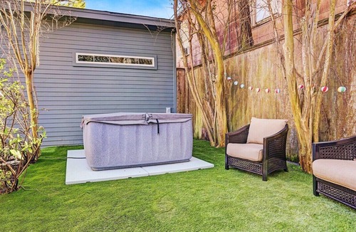 Greater East End House | Pickleball | Hottub| Basketball | 6000sqft | Bar
