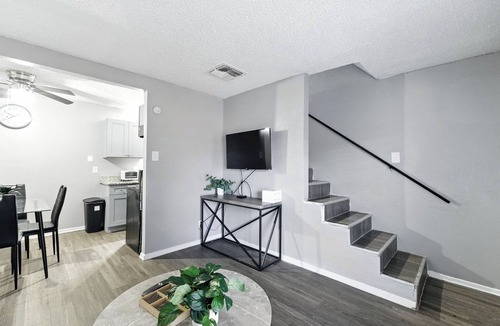 South Arlington Apartment | Pioneer Creek 608-08 I Spacious 1 Bed 1 Bath