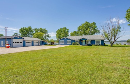 Graford House | PK Lake Retreat | Private Beach, Bring Your Boat, Ultimate Game Room & Hot Tub