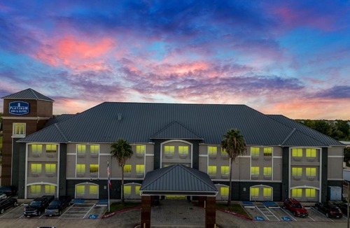 Webster Hotel | Platinum Inn & Suites Webster