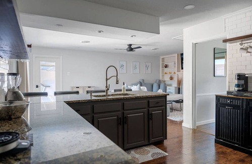 Oak Cliff Cottage | Play & Stay Dallas Home w/Gym + Gameroom + Wifi