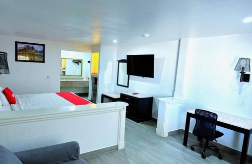 Oakville Hotel | Pleasant Room Close to Sowells BBQ – Pets Welcome, Parking & Pool Included