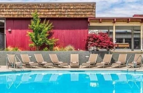 Kennewick Hotel | Pleasant Stay! 2 Comfortable Units for Families, w/Free Parking, Onsite Pool!