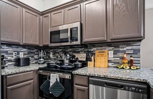 Fossil Creek Apartment | Polished Stay 2BR 2BA Apartment with Pool Access