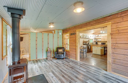 White Cottage Cabin | Pond & Fire Pit: Charming Log Cabin near Blue Rock