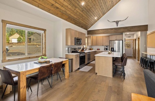 Ronald House | Pool Access+Mins 2 Lake (Pet/GameRm/HotTub) + 1PM Check In/Out