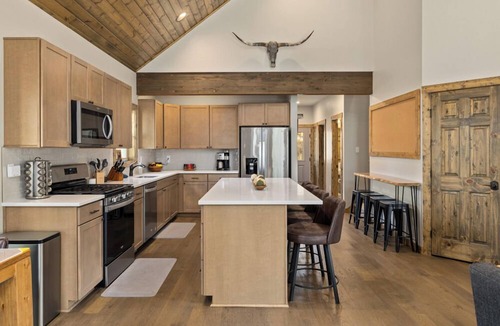 Ronald House | Pool Access+Mins 2 Lake (Pet/GameRm/HotTub) + 1PM Check In/Out
