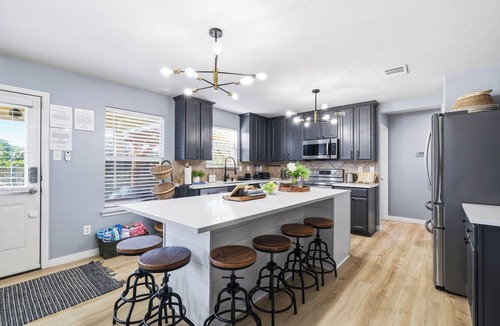 West San Antonio House | Pool Escape Nr Sea World | Hot Tub BBQ Pool Table