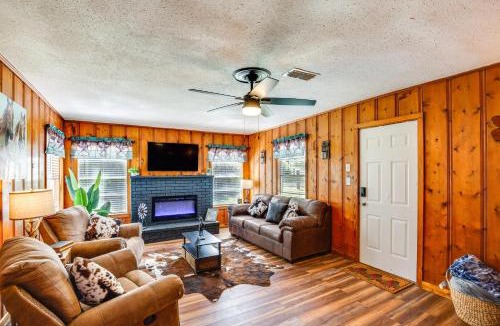 Grapeland House | Pool, Grill & Fire Pit: Grapeland Farm Retreat