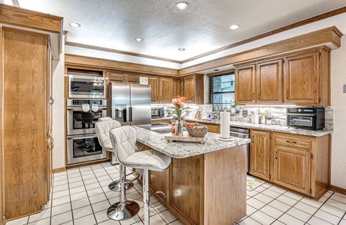 Wheatland House | POOL, HOT TUB, AMAZING TURF, GAMES GALORE LUXURY VILLA IN OKC