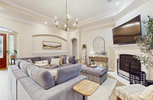 Sachse House | Pool & Outdoor Bar! Spacious Getaway in Sachse