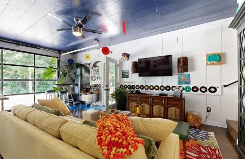 Muscle Shoals House | Poolside Bliss! Retro Retreat in Muscle Shoals