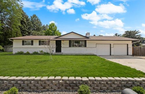 West Valley House | Poolside Paradise with Hot Tub