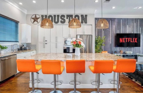 Midtown House | Posh Dtwn/Midtown Home w Stunning Roof-TopTerrace